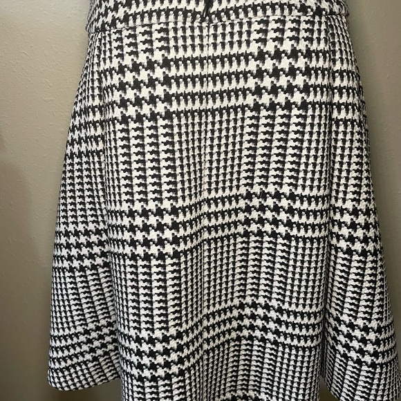 Express Womens Houndstooth pleated short Skirt Black & White Flare Sz 8 - Picture 3 of 4